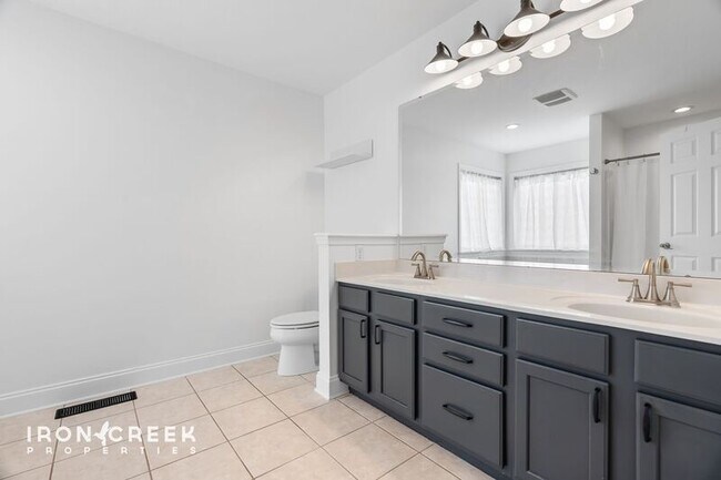 Building Photo - 8 Rose Briar Cir