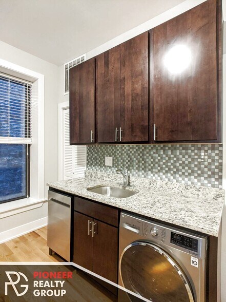 Building Photo - 635 W Oakdale Ave