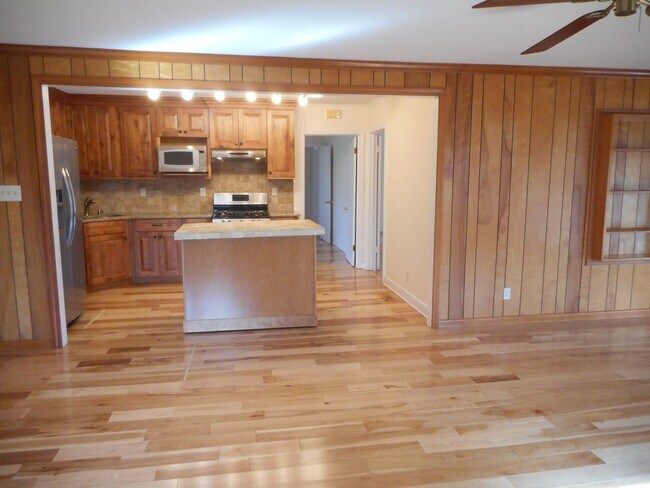 Building Photo - Beautiful 4 Bedroom 2 Bath Ranch Home on India Hook