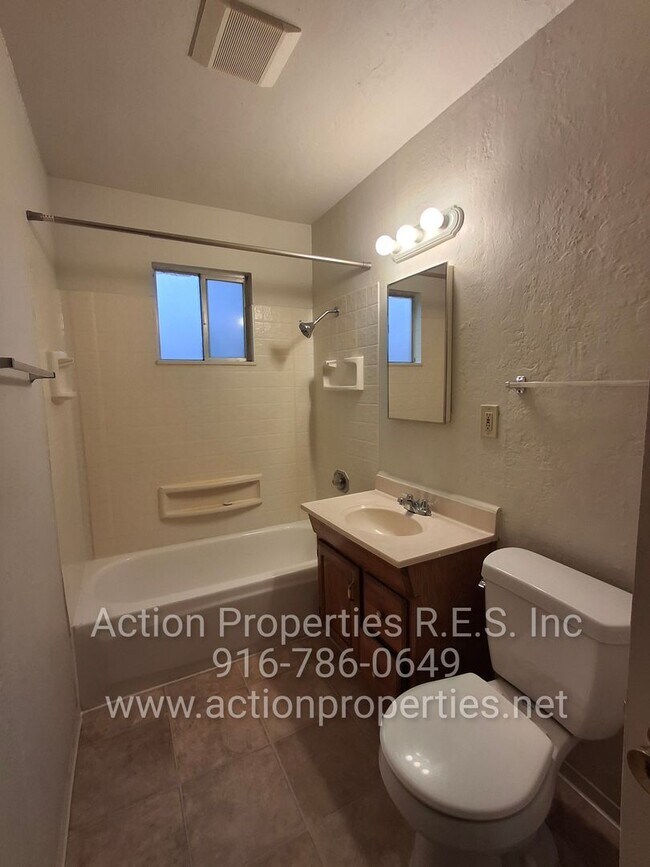 Building Photo - Central Roseville -Duplex 1 Bed, 1 Bath Duplex Large Fenced Yard, Gardener Included - No Laundry ...