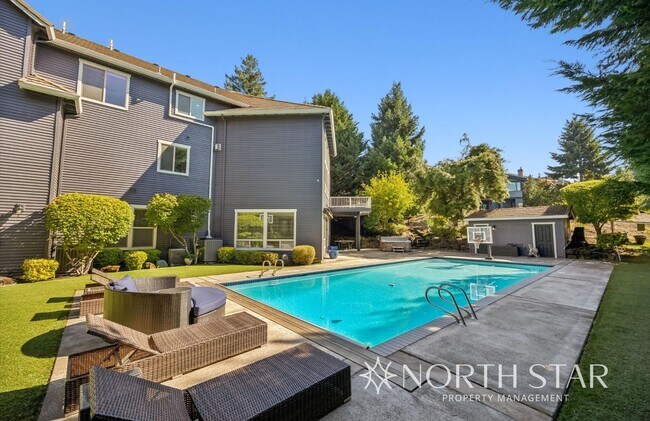 Building Photo - Stunning Bull Mountain Estate