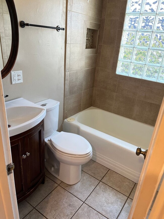 Building Photo - 4 bed / 1 1/2 bath home midtown!