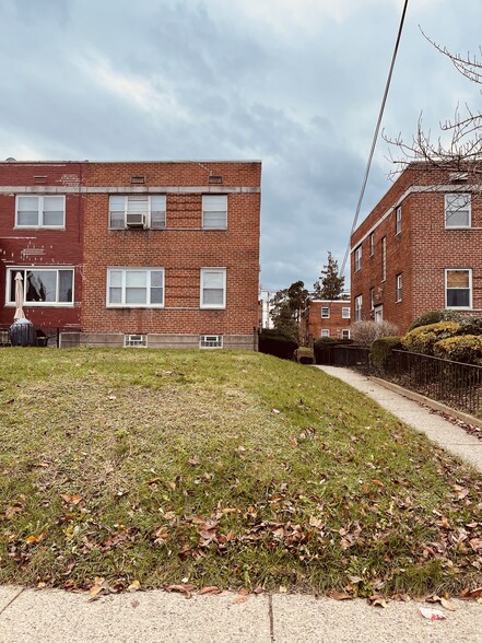 Duplex - 7934 Forrest Ave