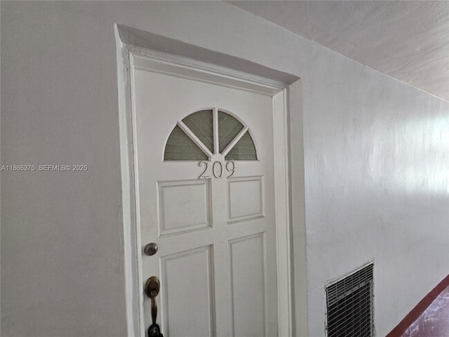 Building Photo - 120 ROYAL PALM Rd