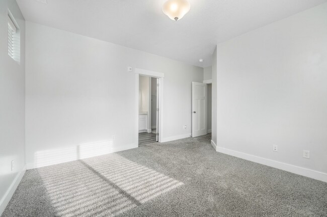 Building Photo - Beautiful 3BR Condo in Riverton - Move-In Ready