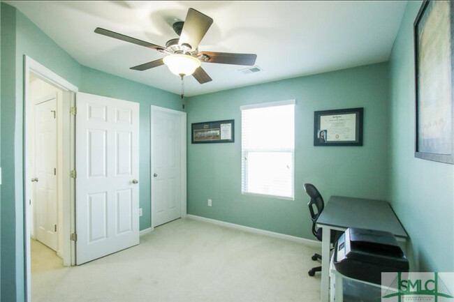 Building Photo - 426 Lions Den Dr