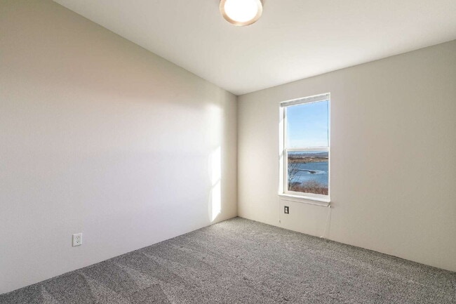 Building Photo - Breathtaking 3-Bed Beachfront Retreat with Scenic Views in Ferndale