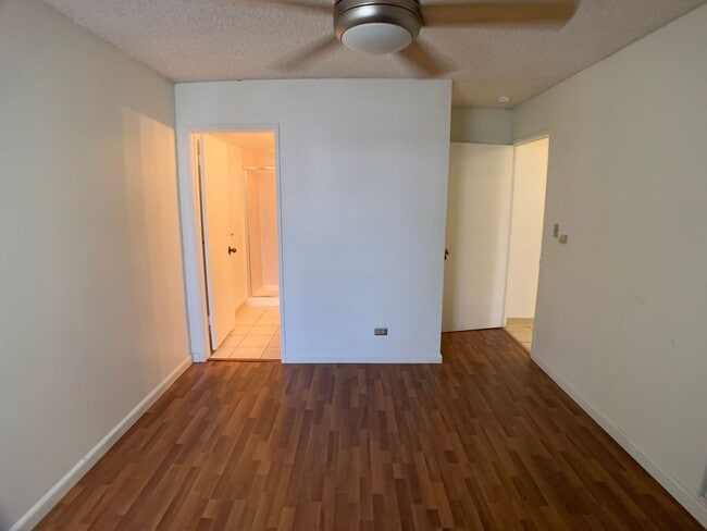 Building Photo - $2600, 2BR/2BA Salt Lake (Honolulu) -with A/C, 1 assigned parking