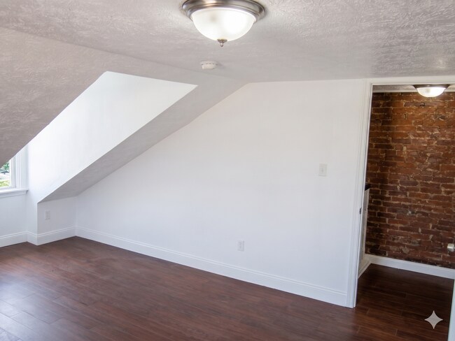 Building Photo - Beautiful 3 bed, 1 bath luxury apartment South Side Flats