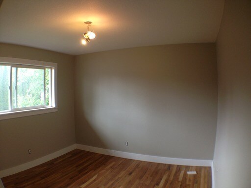 Building Photo - Upper corner unit 1 bed on Belmont, granite, hardwoods, off street parking!