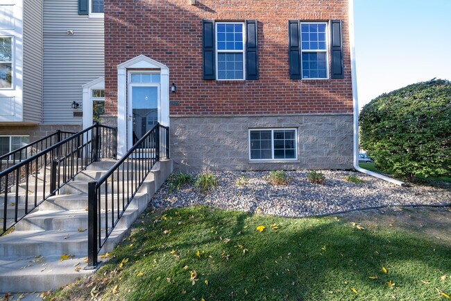 Building Photo - 7929 Stratford Cir N