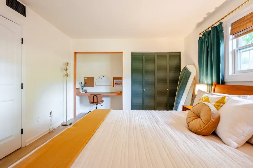 Bedroom (King) - 807 W Trinity Ave, Unit 128