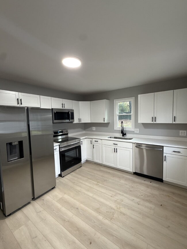 Building Photo - 3 bedroom / 2 Bathroom Perrymont / Sandusk...