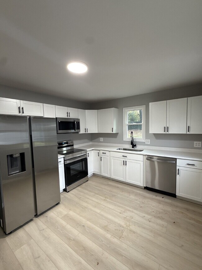 Building Photo - 3 bedroom / 2 Bathroom Perrymont / Sandusky Recently Remodeled Home with Fenced in Backyard