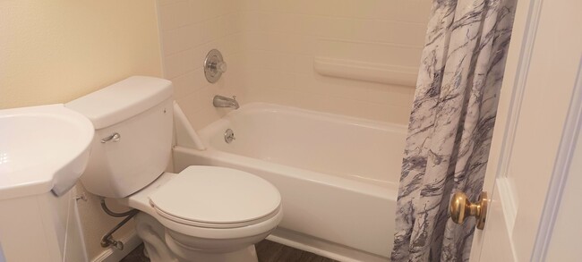 Building Photo - ***SHORT-TERM LEASE SPECIAL RENT RATE $250...