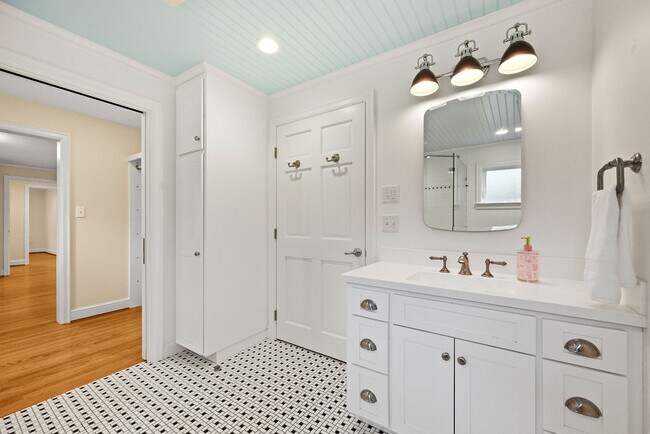 Building Photo - 15 Arapahoe Rd