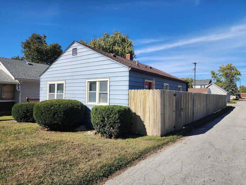 Building Photo - 272 Hoefgen St