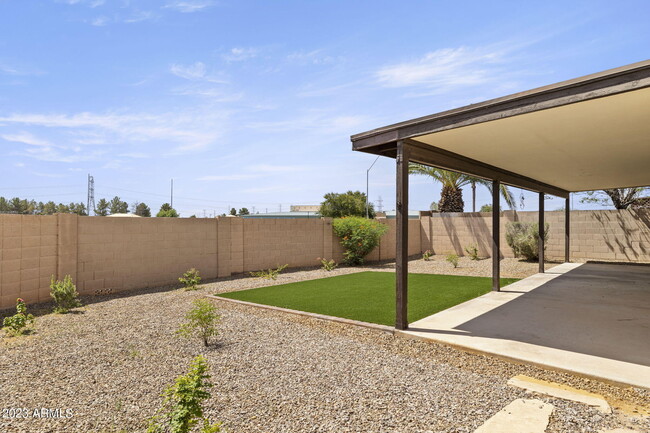Building Photo - 11005 W Seldon Ln