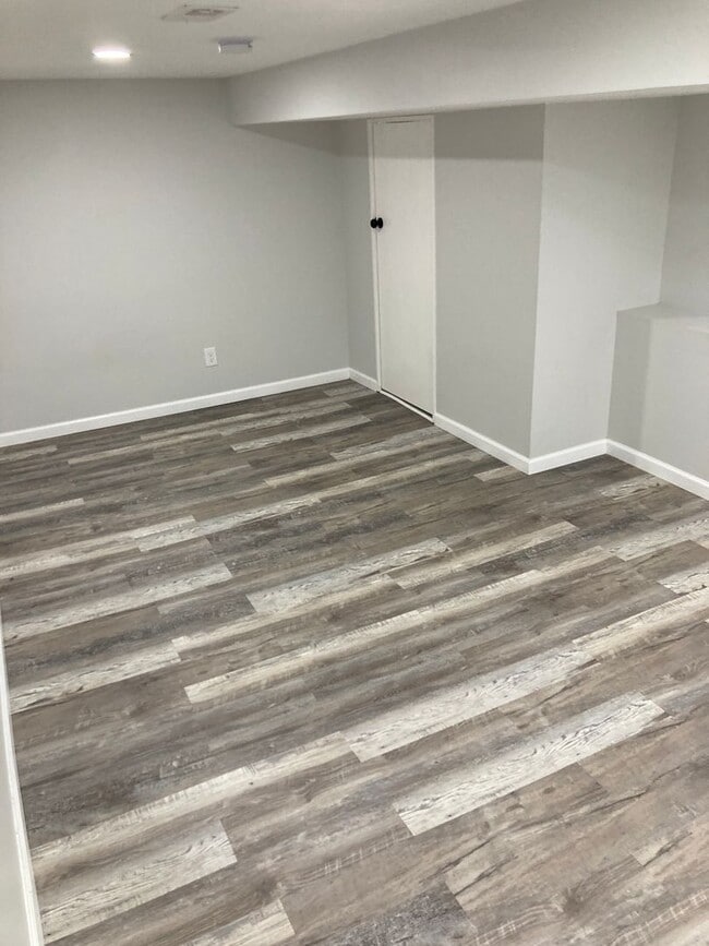Building Photo - Fully renovated 3 bedroom, 2.5 bathroom en...