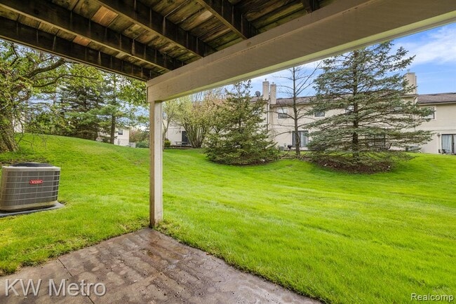 Building Photo - 5652 Drake Hollow Dr E