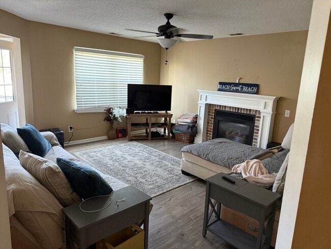 Building Photo - Beautiful 4 bedroom house in a great schoo...
