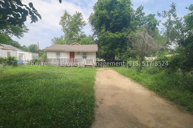 Building Photo - 2144 N Garrison Pl