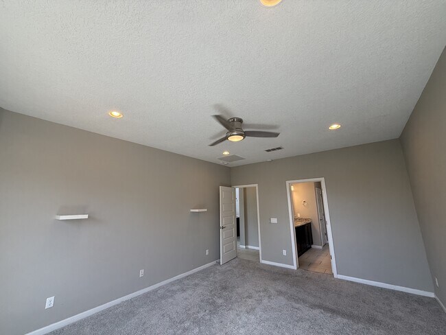 Building Photo - 6624 Yawkey Way NE