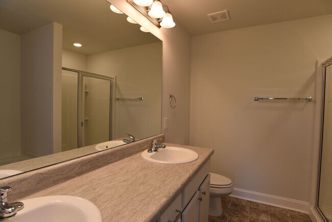 Building Photo - Beautiful Townhome Conveniently Located in The Heart Of Richmond Hill