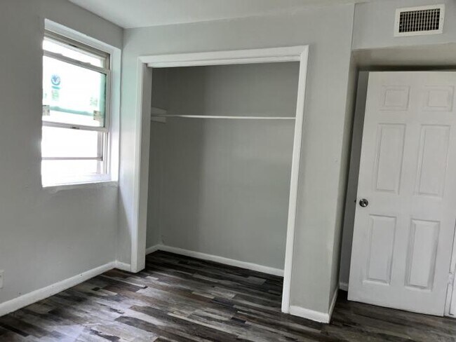 Building Photo - 2 bedroom in Jacksonville FL 32209