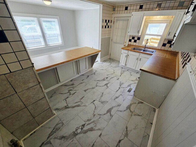 Building Photo - Great 2 bedrooms Home