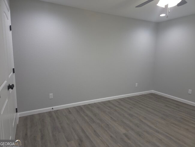 Building Photo - 401 E 7th St