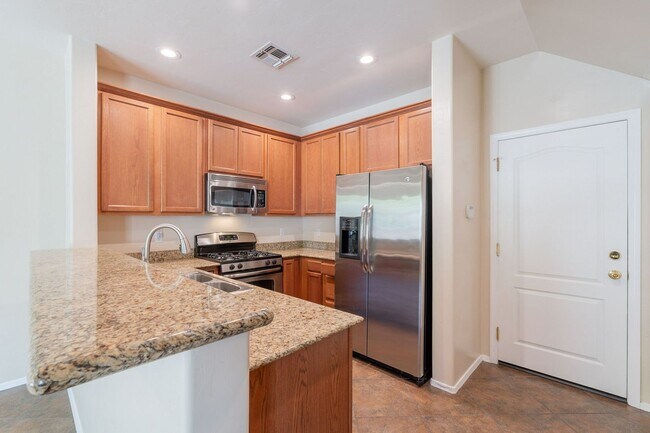 Building Photo - Bright, Spacious Riverside Crossing Retrea...