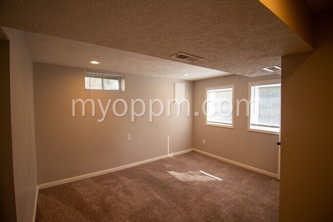 Building Photo - Spacious 4 Bed 2 Bath Home!