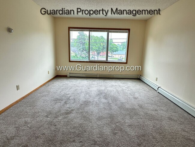 Building Photo - Longfellow Top Floor Apartment, Blocks Fro...