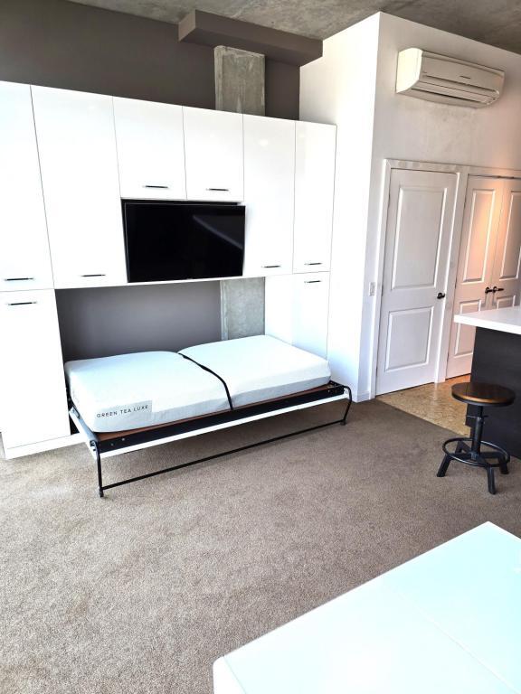 Building Photo - 851 W Front St