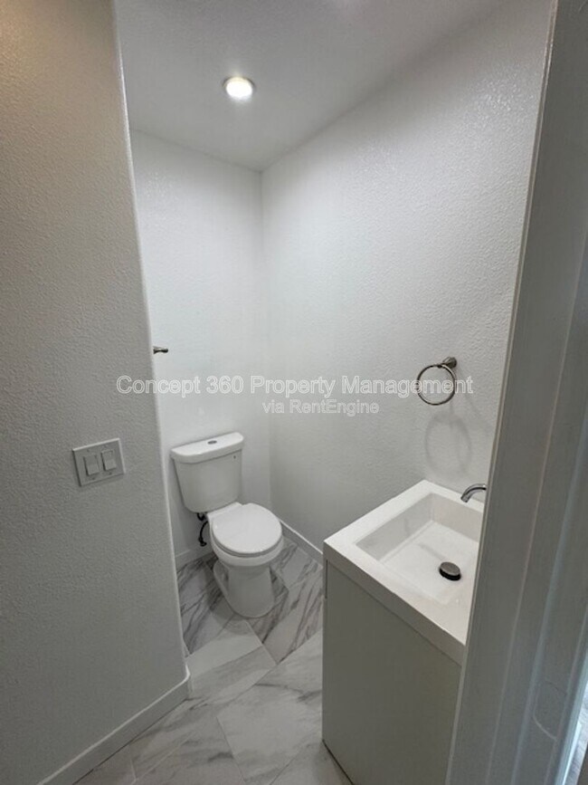 Building Photo - 3211 Park Ln