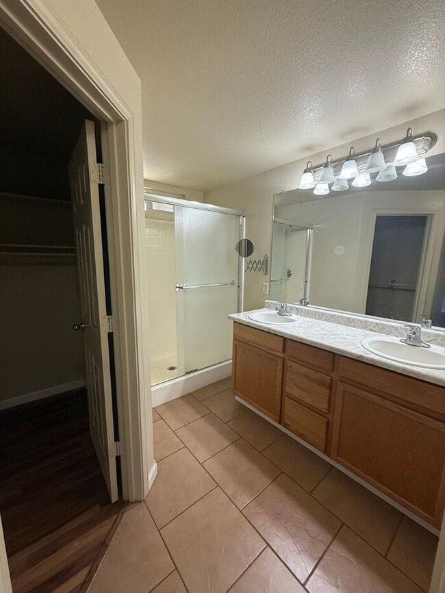 Building Photo - Spacious 3BR/2.5BA Home in Northwest Reno