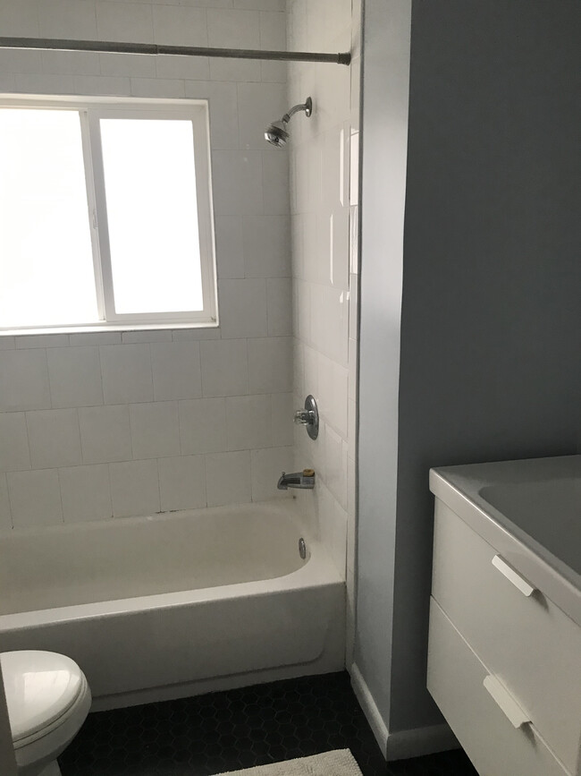 Bathroom with 2 vanities - 453 Greenwood Ave NE