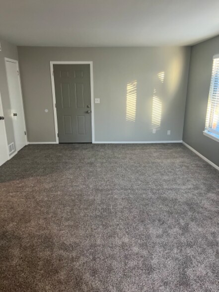 Building Photo - 615 S Mt Carmel St