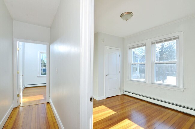 Building Photo - Great location! Updated 3 bedroom 1 Bathro...