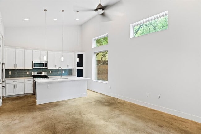 Building Photo - 1609 J J Seabrook Dr