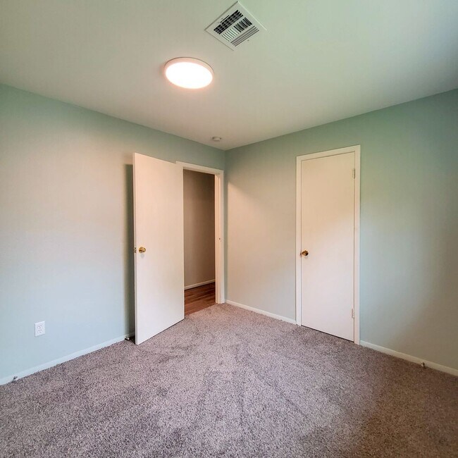 Building Photo - 1117 E Parker St