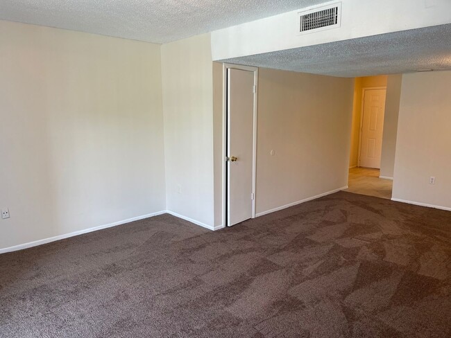 Building Photo - Large 2 Bedroom, 1 1/2 Bathroom Condo Available Immediately!