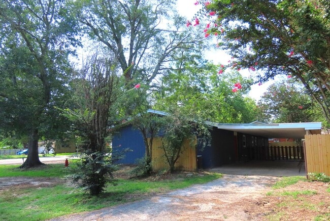 Building Photo - Lindale ISD, Spacious 3 Bedroom, 1 Bath House
