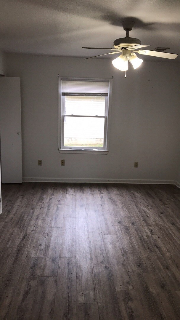 Building Photo - Radford, 4 BR / 2 BA house, Available in August