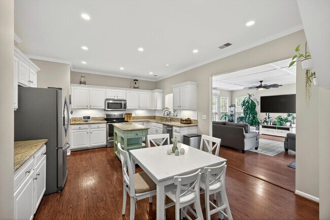 Building Photo - 5409 Dwight Dr