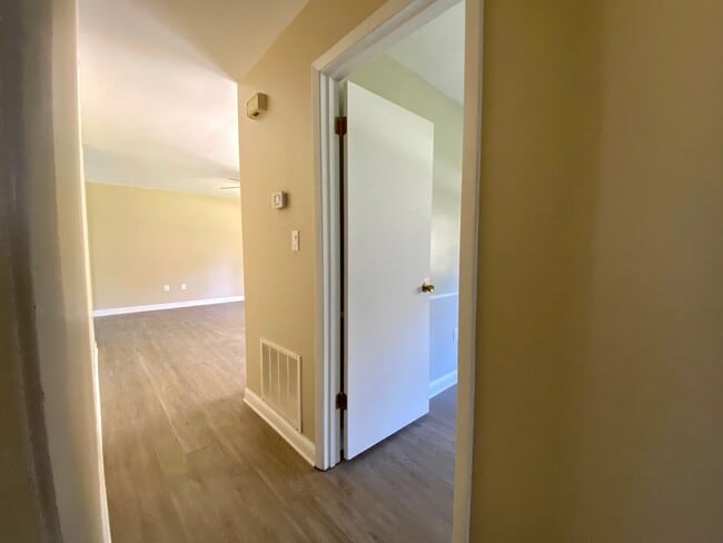 Building Photo - 980 White Cir
