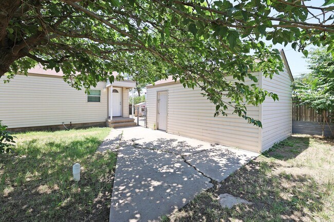 Building Photo - Cute home in Gables for rent~ 2 bed/1 bath