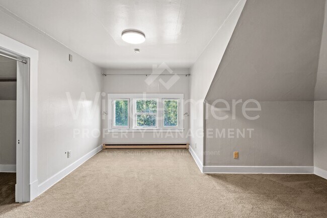 Building Photo - 1321 W 11th Ave