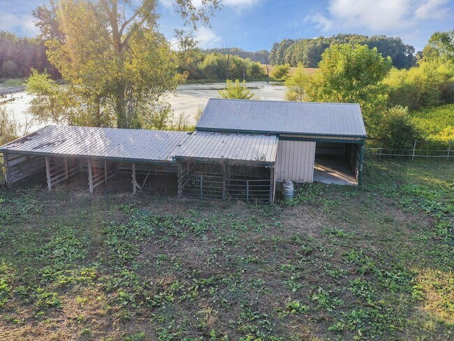 Building Photo - Your country retreat awaits!